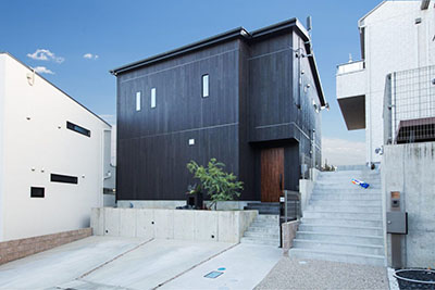 黒の外観が個性を放つモダンデザイン住宅
