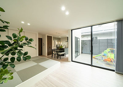 中庭が広がり開放的なリビング空間に