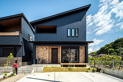 インナーバルコニーですっきりしたシルエットの家